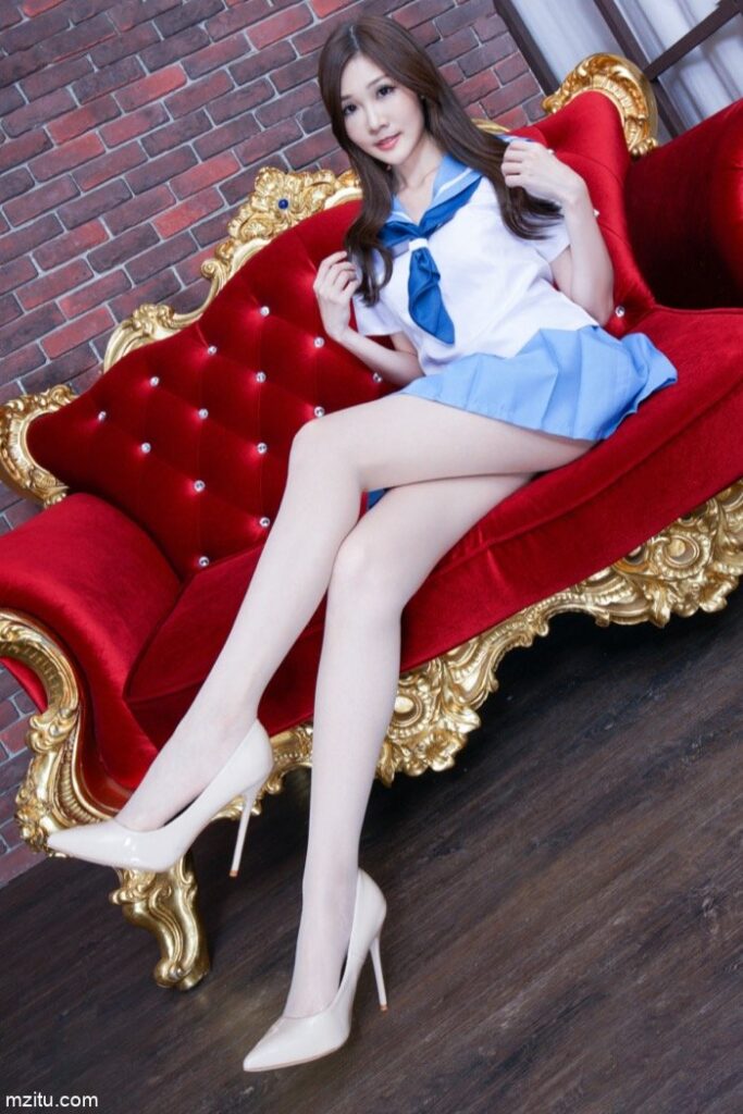 成熟迷人的美少妇，美腿纤细白皙真性感-草莓街拍