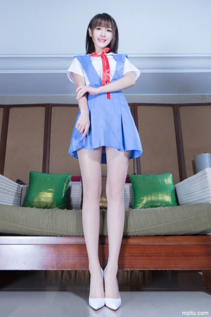 台湾妹子好甜美，一双大白腿让人移不开眼！-草莓街拍