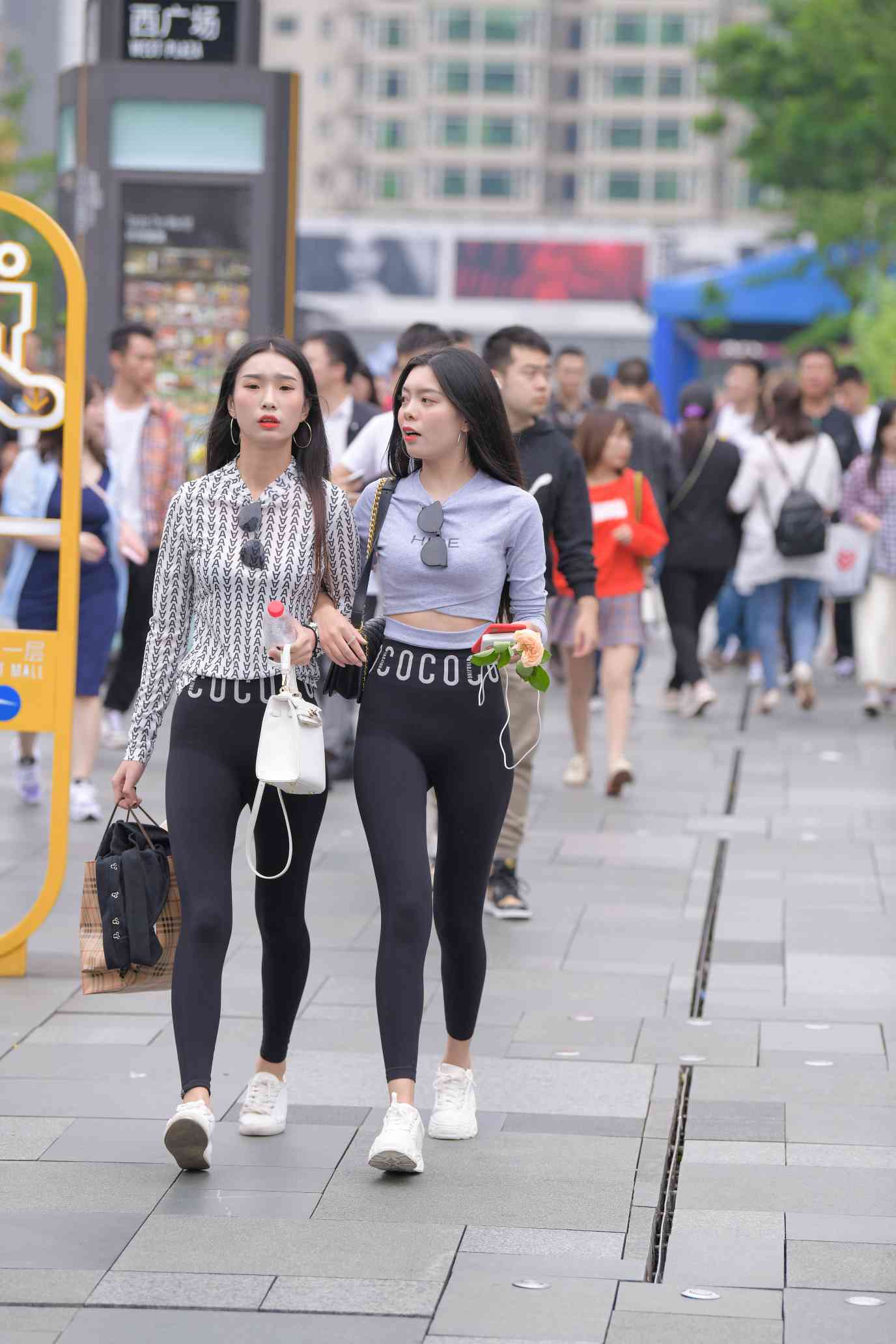 图片[1]-【免费】逛街的两个瑜伽裤姑娘【40P】04030-草莓街拍