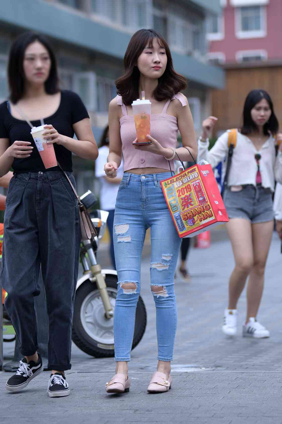 图片[2]-【免费】紧身牛仔裤女生【18P】04014-草莓街拍