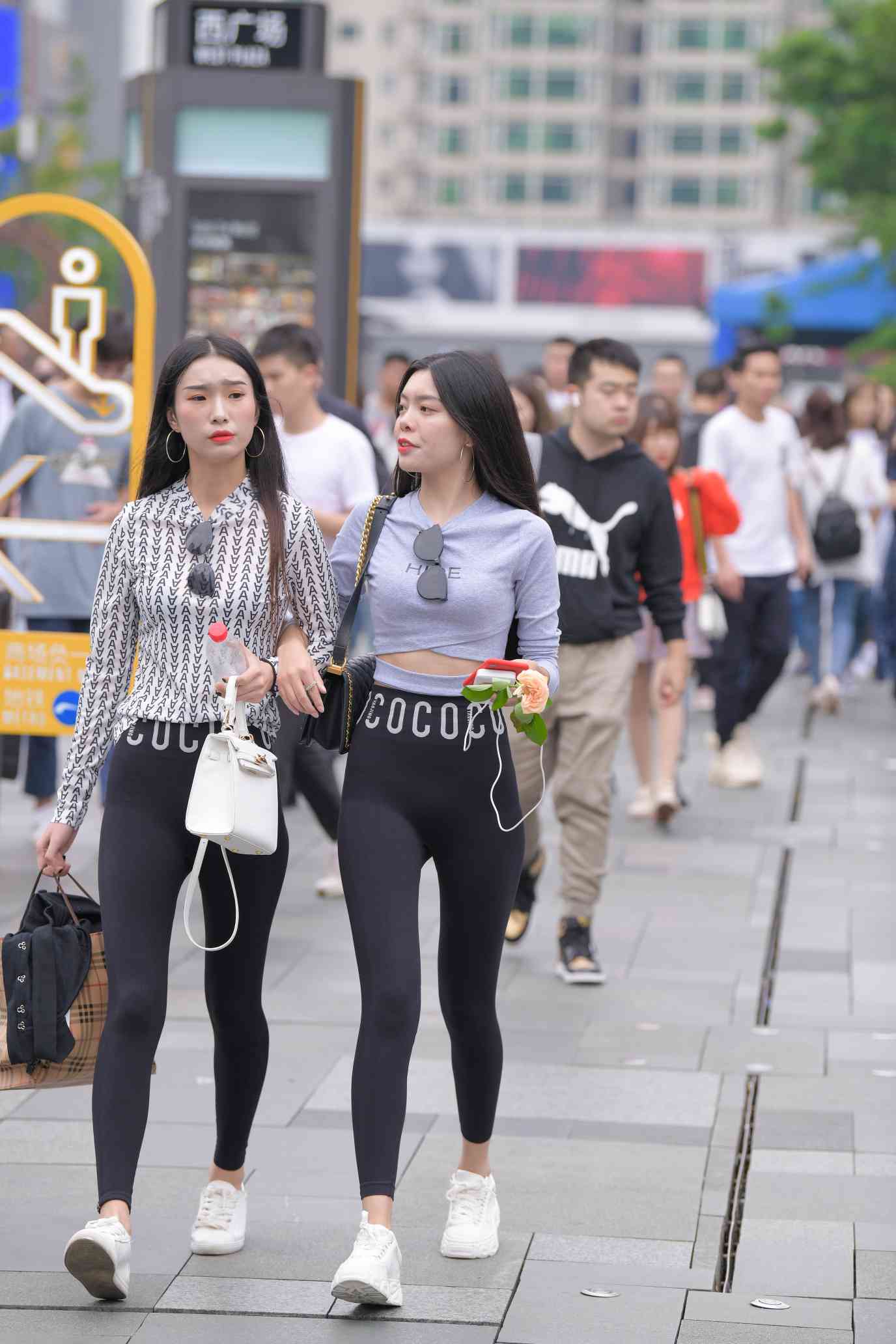 图片[2]-【免费】逛街的两个瑜伽裤姑娘【40P】04030-草莓街拍