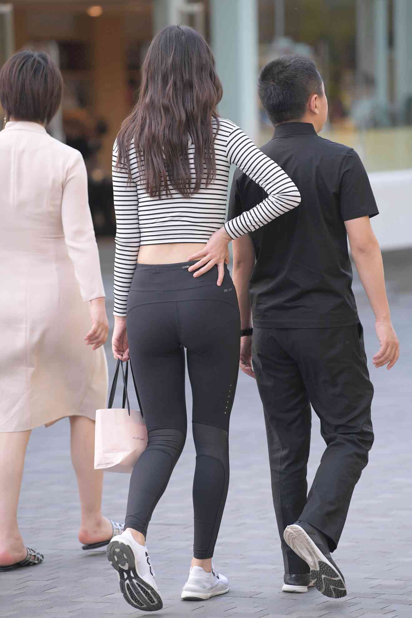 图片[3]-【免费】逛街的瑜伽裤女人【23P】04033-草莓街拍