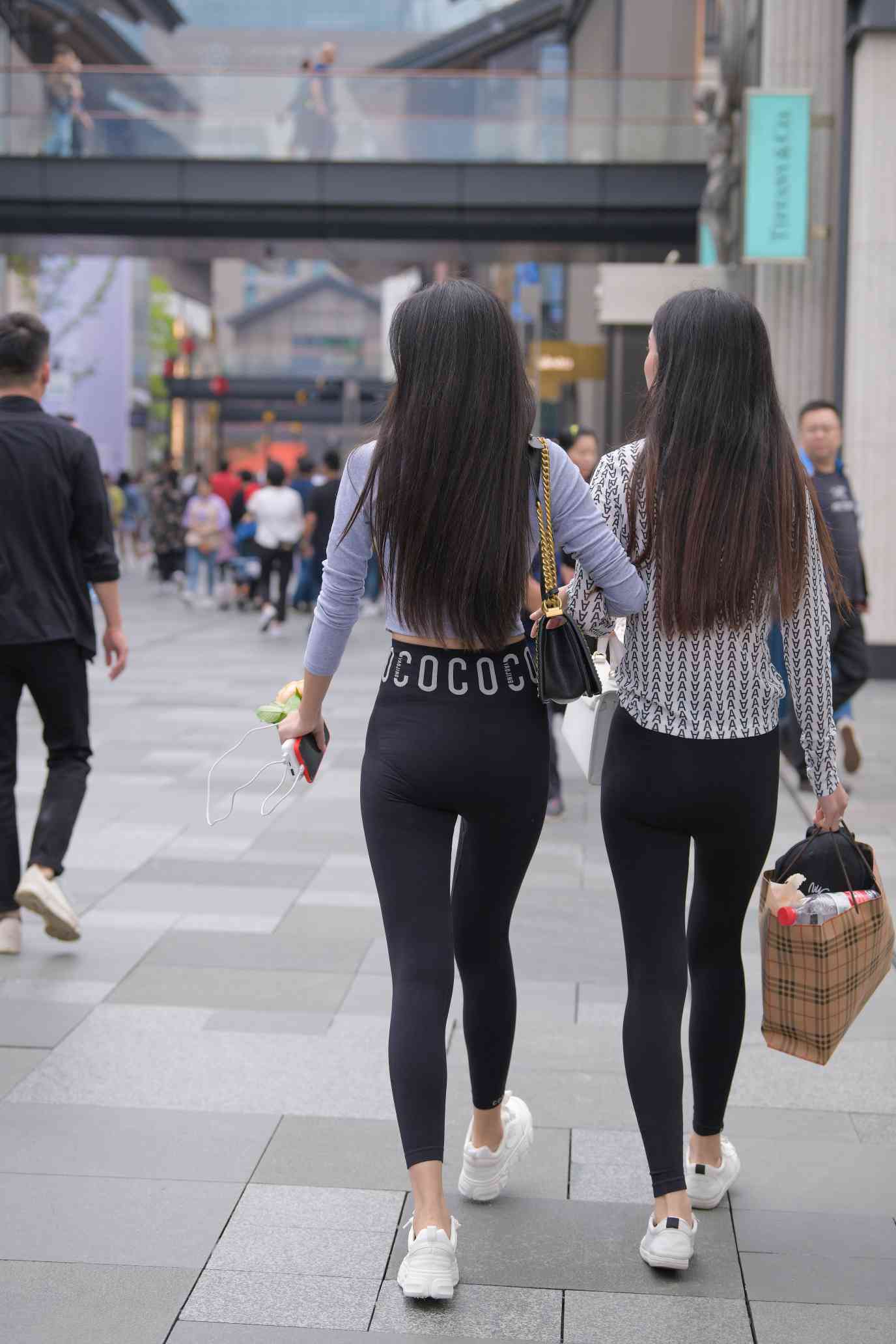 图片[3]-【免费】逛街的两个瑜伽裤姑娘【40P】04030-草莓街拍