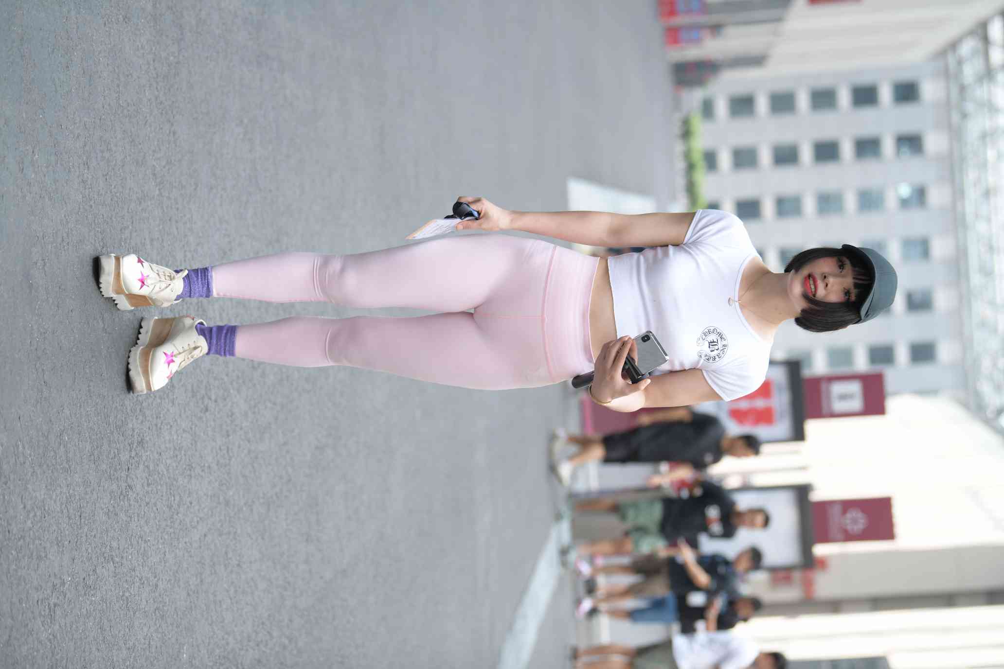 图片[2]-短发鸭舌帽时尚女生【102P】04022-草莓街拍