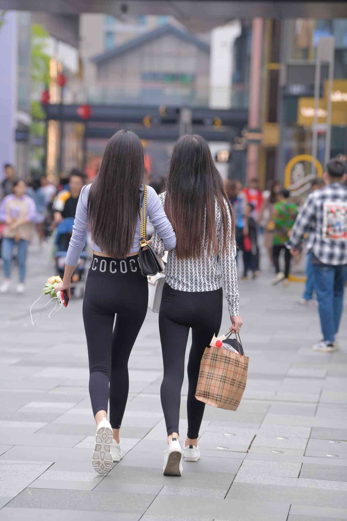 图片[4]-【免费】逛街的两个瑜伽裤姑娘【40P】04030-草莓街拍