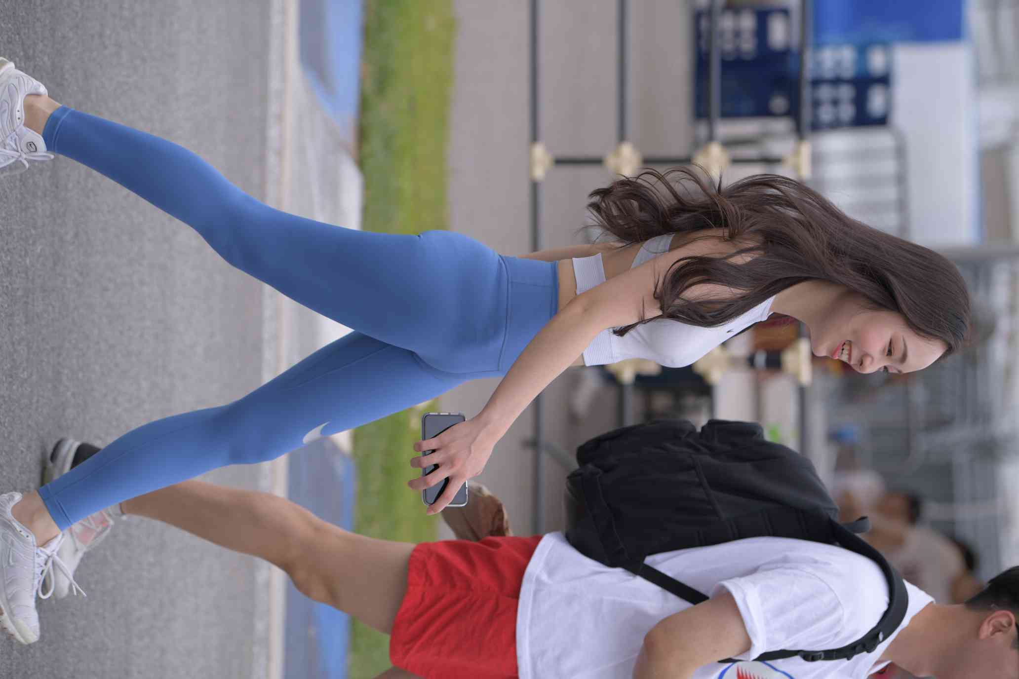 图片[4]-陪男朋友逛街的瑜伽裤女孩【74P】04034-草莓街拍