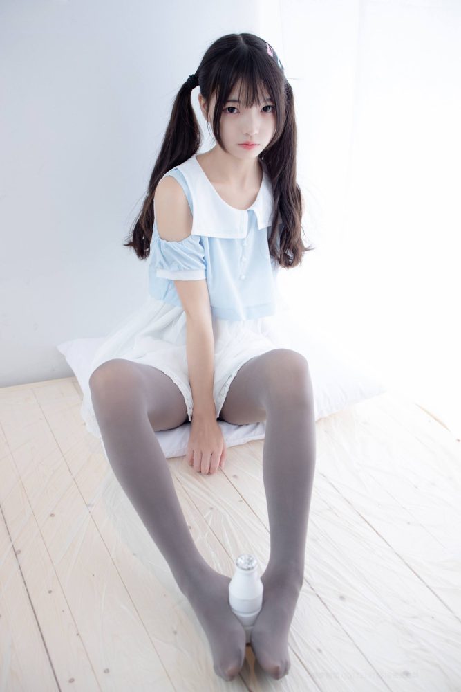 超级甜美的灰丝小姑娘【86P】20005-草莓街拍