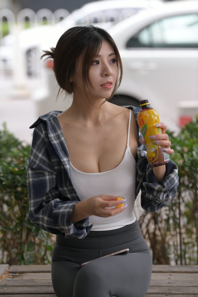 喝饮料的瑜伽裤女孩J2242 383P1V-17.5GB-草莓街拍