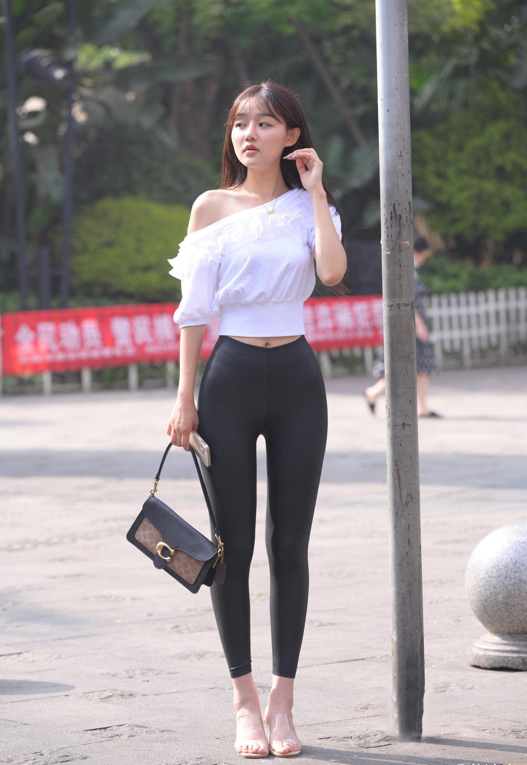 图片[5]-笑容非常甜美且治愈的皮裤女孩 J1945 751P1V-22.1GB-草莓街拍
