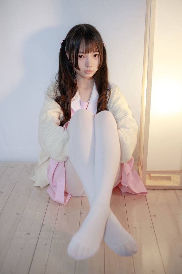 好像有什么心事的白丝双马尾女孩【59P】20022-草莓街拍