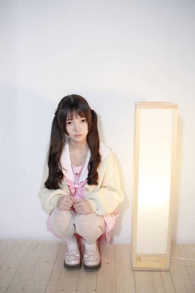 图片[2]-好像有什么心事的白丝双马尾女孩【59P】20022-草莓街拍