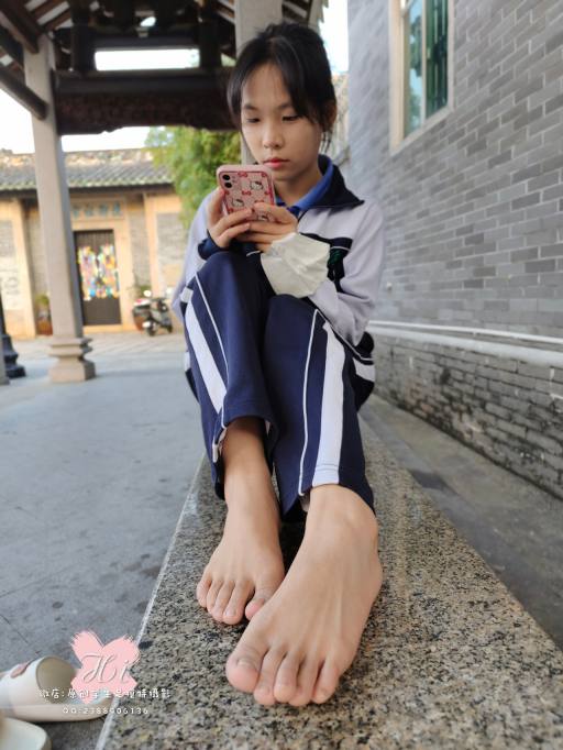 【免费】专心致志玩手机的女孩【42P】20028-草莓街拍