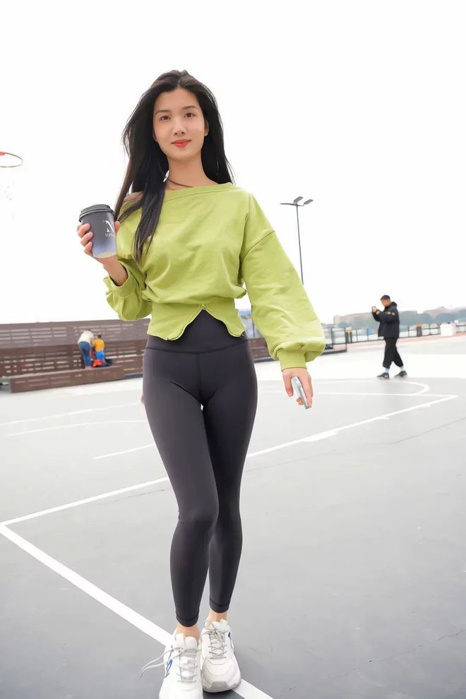 绿色瑜伽裤女孩很开心 J1519 1094P1V-27.6GB-草莓街拍