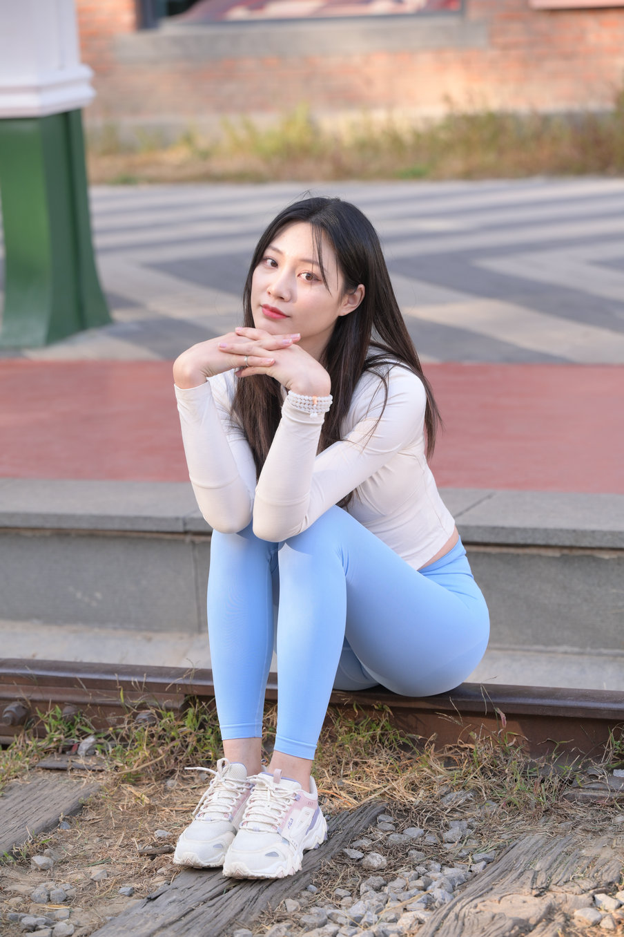 图片[2]-在路边休息的瑜伽裤女孩 J3435 558P-10.8GB-草莓街拍