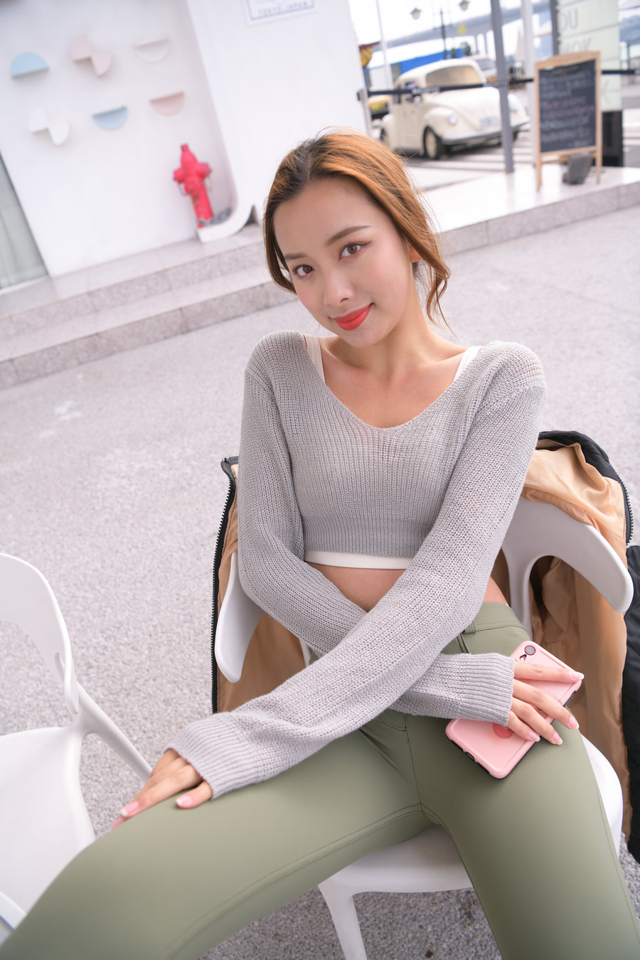 图片[2]-非常可爱的瑜伽裤女孩坐在凳子上 J1520 998P1V-26.5GB-草莓街拍