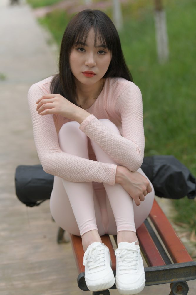 粉粉的瑜伽裤女孩太可爱了 J2090 854P1V-30.4GB-草莓街拍