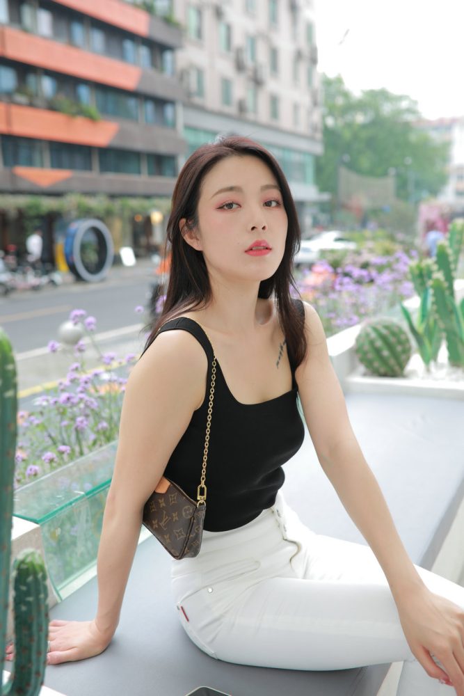 非常漂亮的白色紧身裤女孩J2055 895P2V-24.5GB-草莓街拍