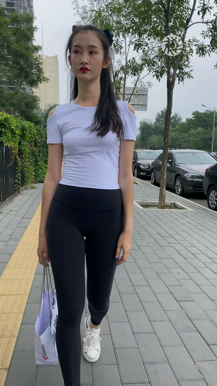 图片[1]-黑色瑜伽裤逛街的女孩J4000 MP4-7.76GB-草莓街拍