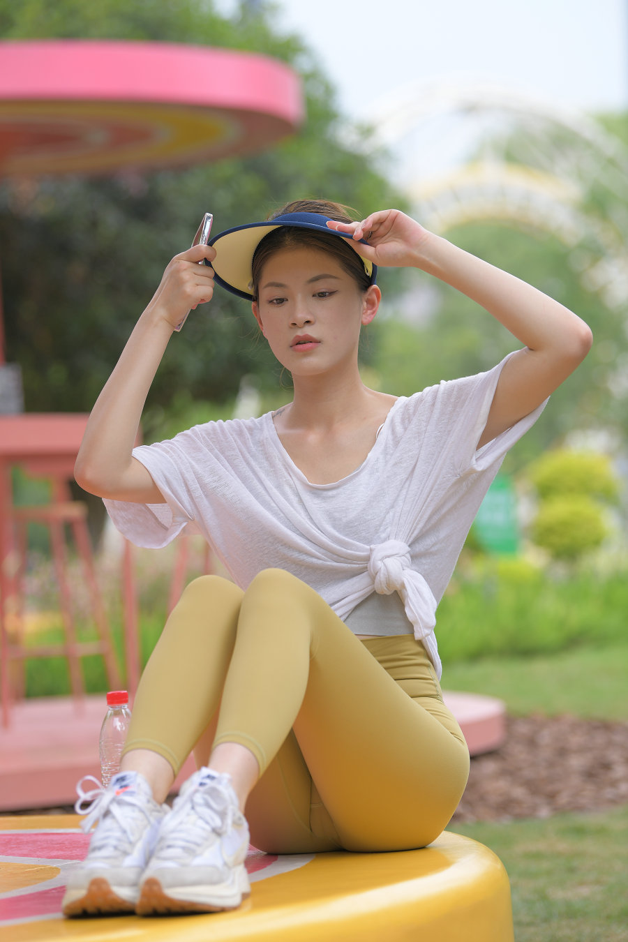 图片[1]-戴着遮阳帽的瑜伽裤女孩J2965 796P1V-27.1GB-草莓街拍
