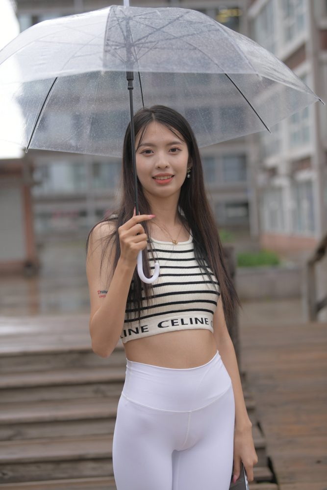打伞的白色瑜伽裤女孩J2986 622P1V-22.06GB-草莓街拍