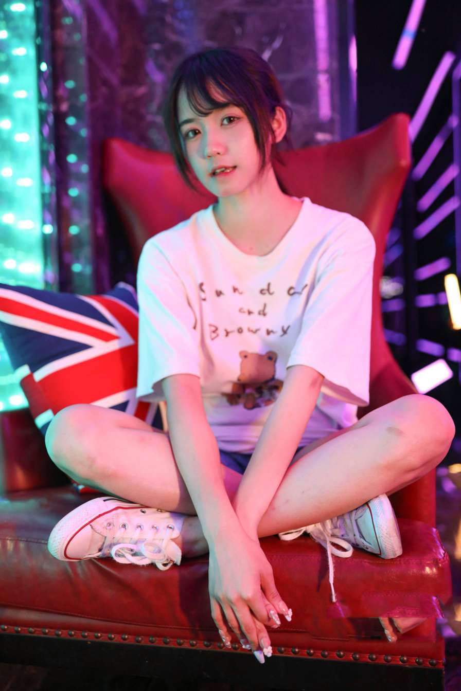 图片[2]-KTV里唱歌的长腿帆布鞋女孩【102P】20015-草莓街拍