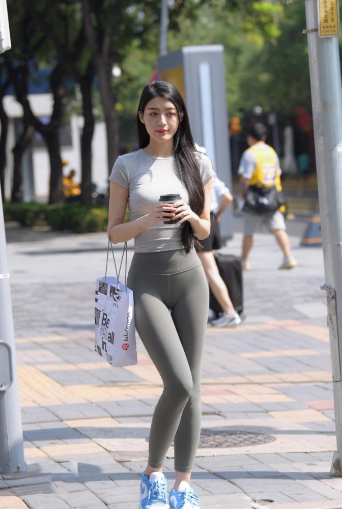 在外面逛街的瑜伽裤女孩J2240 449P1V-16.7GB-草莓街拍