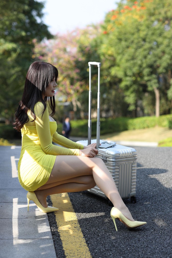 图片[5]-穿紧身裙的美丽姑娘要出去旅行了【419P】00046-草莓街拍
