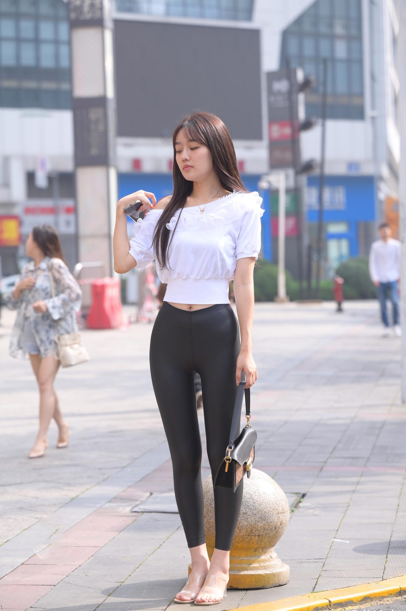 图片[4]-笑容非常甜美且治愈的皮裤女孩 J1945 751P1V-22.1GB-草莓街拍