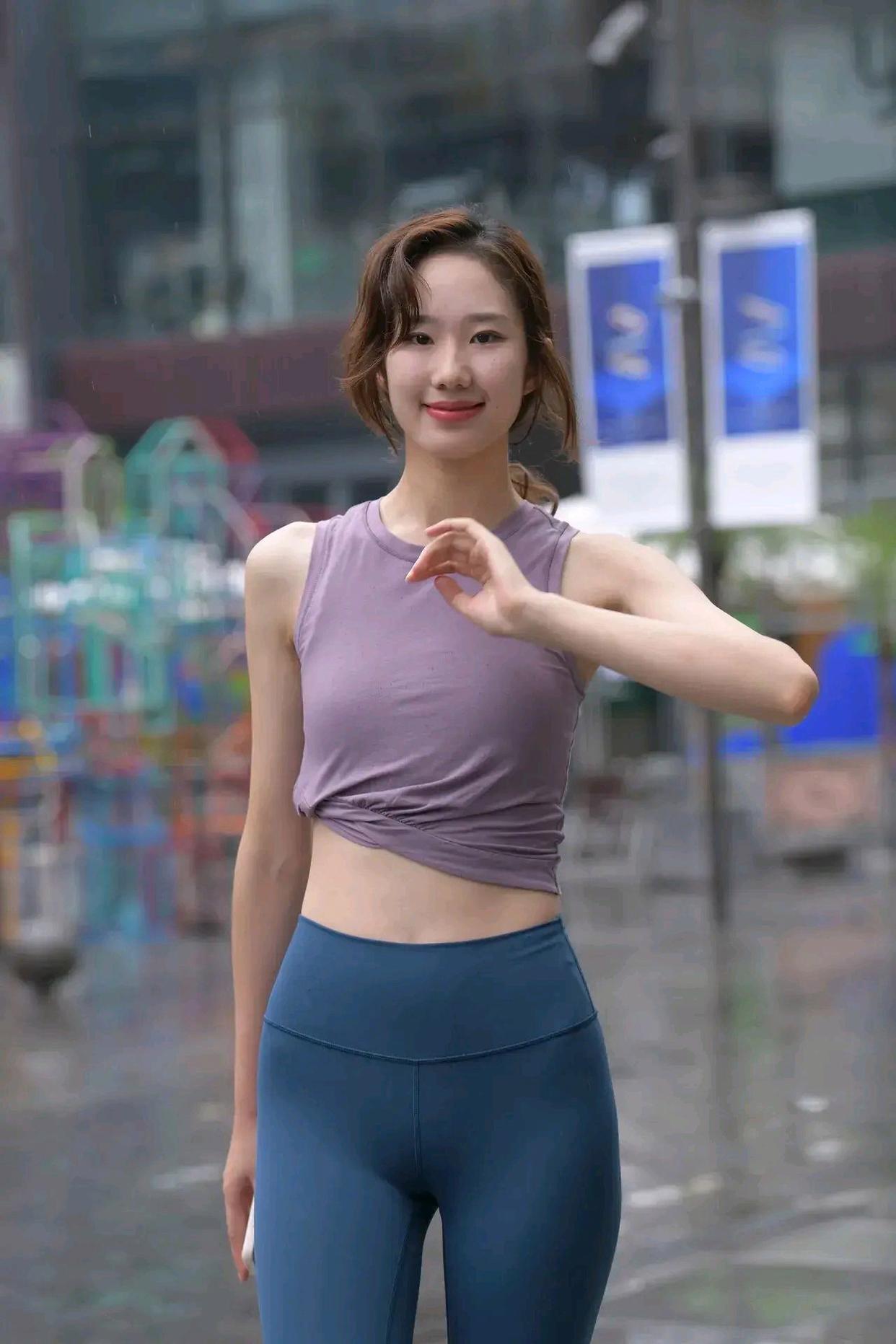 图片[2]-像刘亦菲的蓝色瑜伽裤姑娘J2234 552P1V-20.5GB-草莓街拍