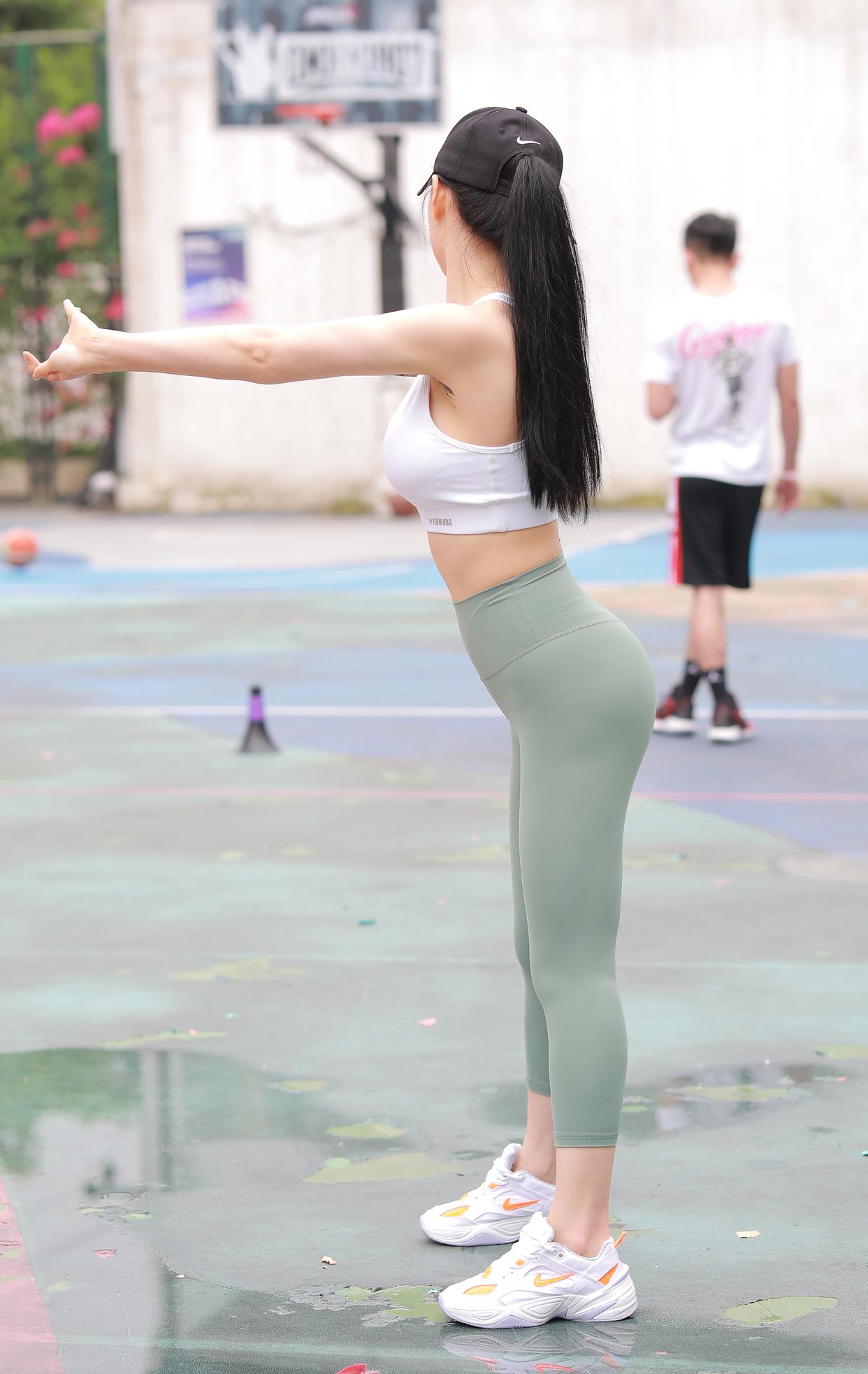 图片[1]-打扮很休闲的瑜伽裤女孩 J1600 415P3V-10.4GB-草莓街拍