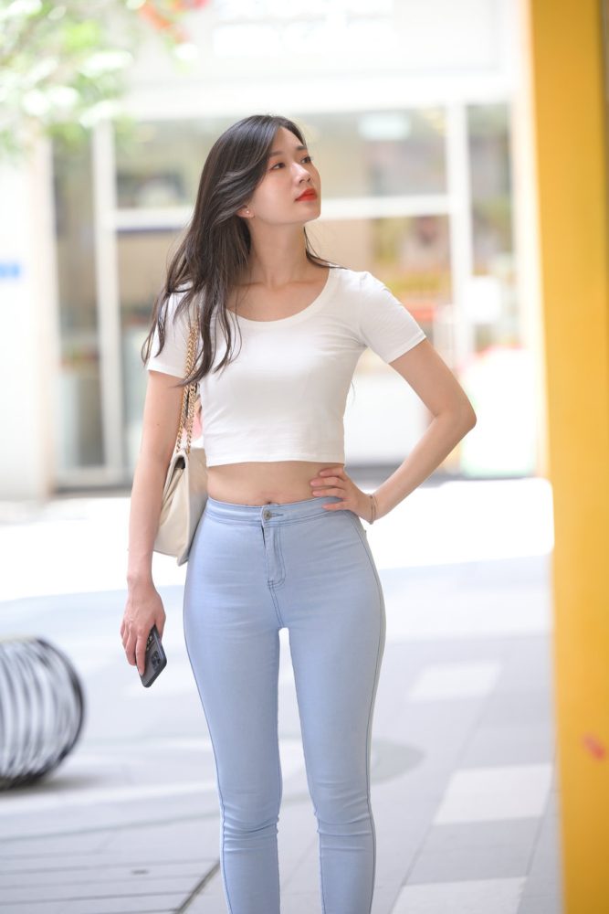 图片[2]-正在逛街的紧身牛仔裤女孩J1815 1112P1V-30.2GB-草莓街拍