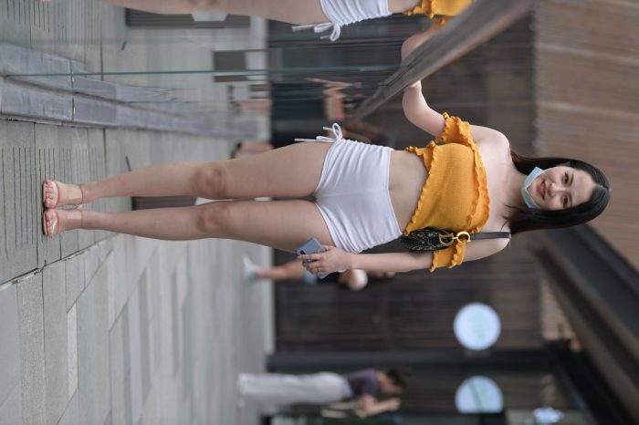 高腰白色短裤的漂亮女孩【767P】00065-草莓街拍