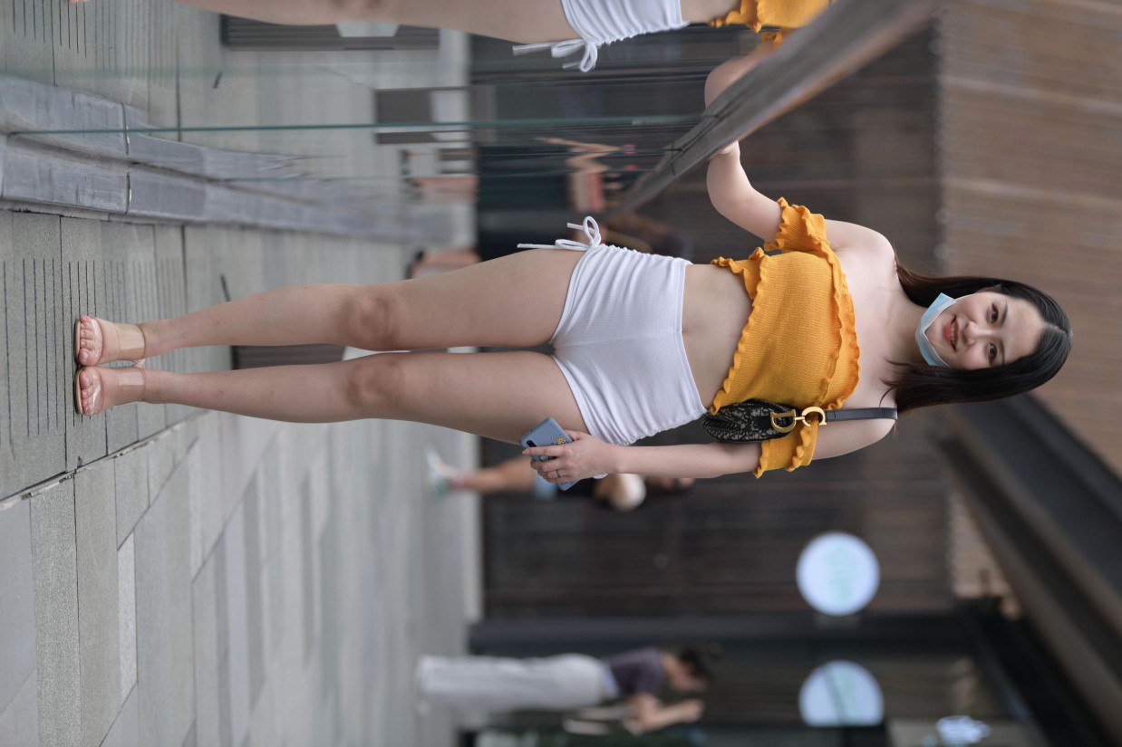 图片[2]-高腰白色短裤的漂亮女孩【767P】00065-草莓街拍