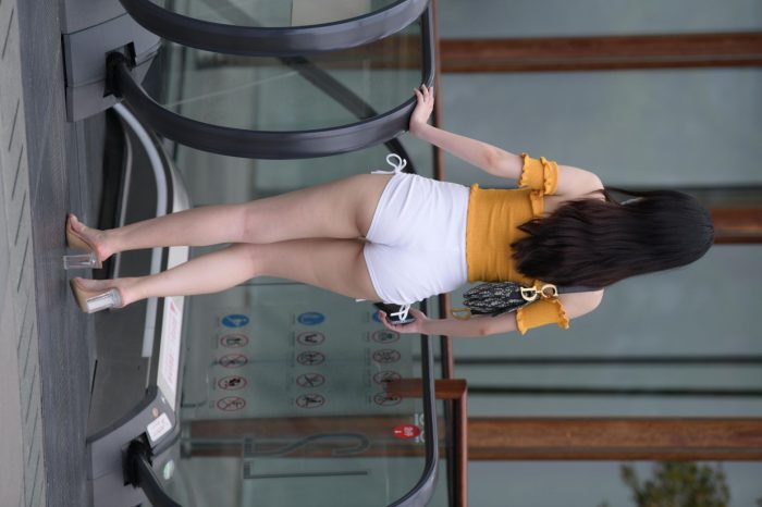 高腰白色短裤的漂亮女孩【767P】00065-草莓街拍