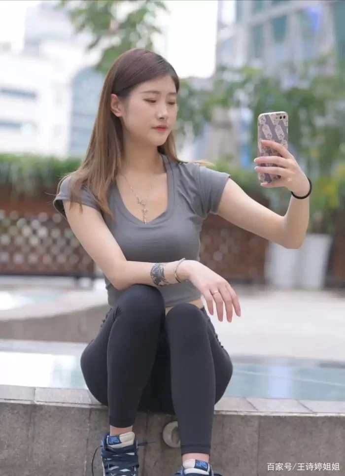 图片[2]-有小虎牙非常甜美的瑜伽裤女孩-草莓街拍