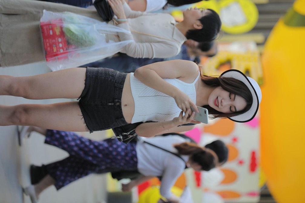 图片[2]-非常时尚阳光的牛仔热裤女孩【808P】00064-草莓街拍