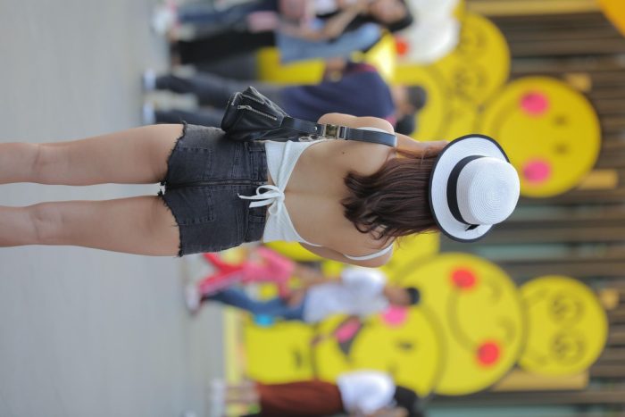 非常时尚阳光的牛仔热裤女孩【808P】00064-草莓街拍