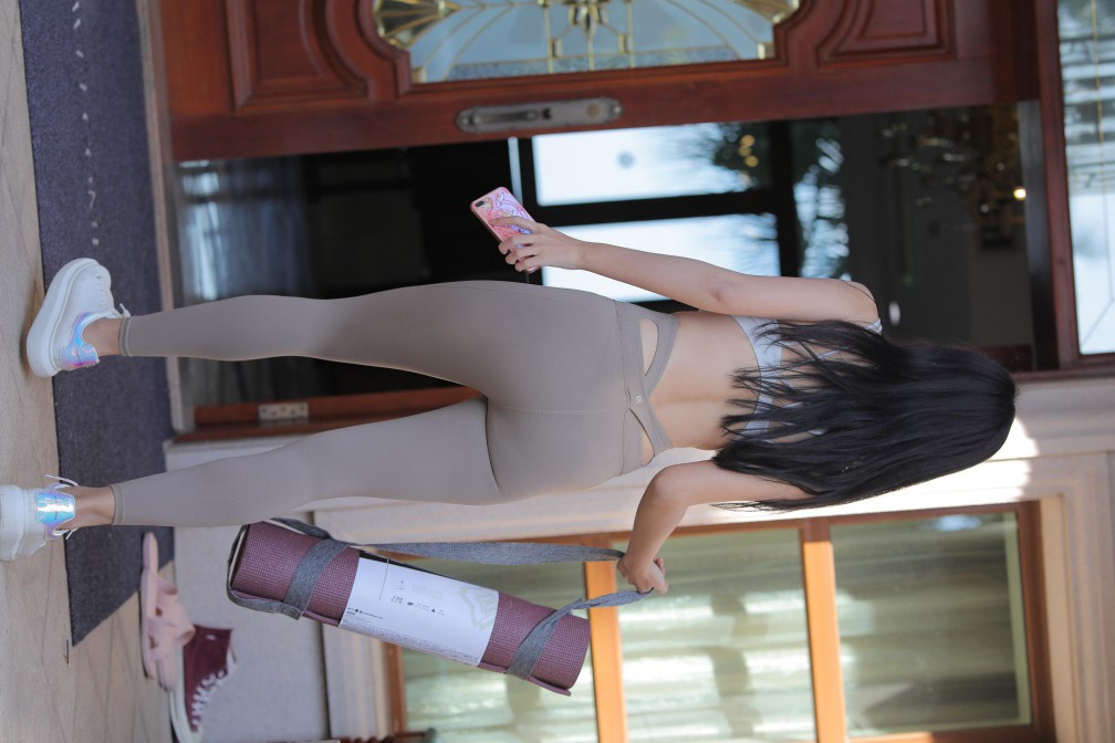 图片[5]-灰色瑜伽裤温柔的女孩【369P】00058-草莓街拍