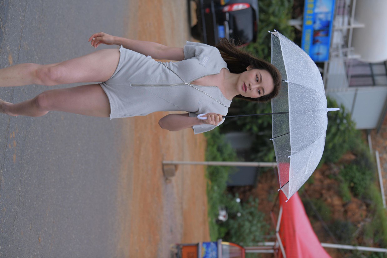 图片[5]-阴雨天在海边骑车的长发女人【156P】00044-草莓街拍