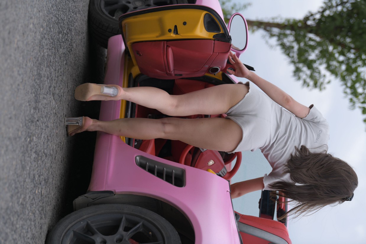 图片[3]-在海边开跑车的连衣短裤女孩【390P】00030-草莓街拍