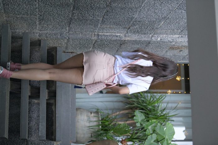 非常清纯甜美的短裙姑娘在逛街【458P】00052-草莓街拍