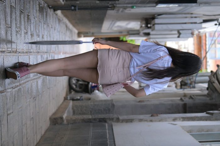 非常清纯甜美的短裙姑娘在逛街【458P】00052-草莓街拍