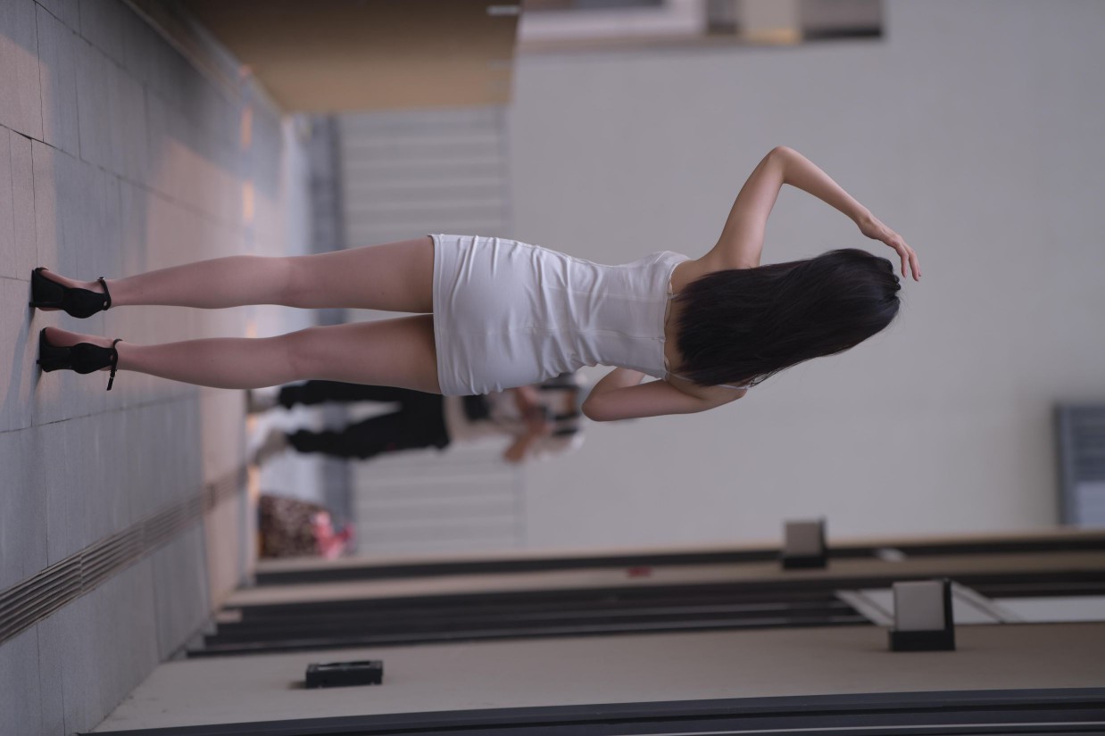 图片[4]-长发女孩紧身短裙特别显身材【245P】00040-草莓街拍
