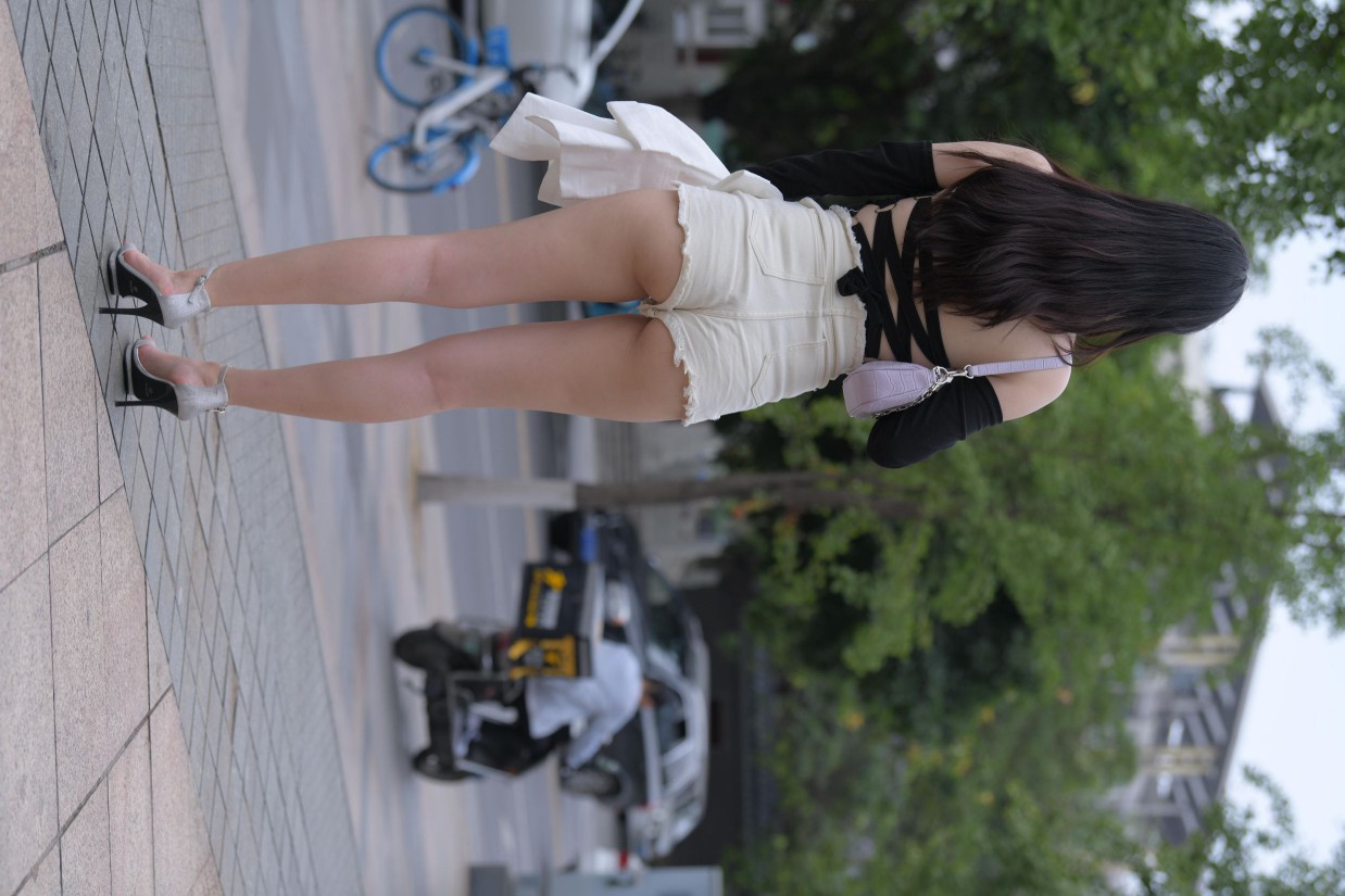 图片[5]-白色短裤的女生笑的很开心【177P】00035-草莓街拍