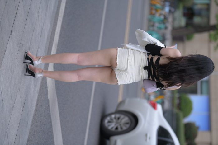 长发飘飘的白色热裤美丽女孩【49P】00029-草莓街拍