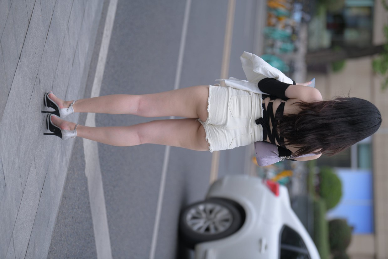 图片[2]-长发飘飘的白色热裤美丽女孩【49P】00029-草莓街拍