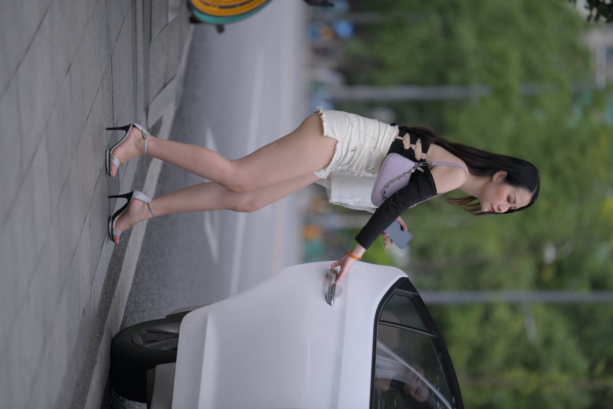 图片[6]-长发飘飘的白色热裤美丽女孩【49P】00029-草莓街拍