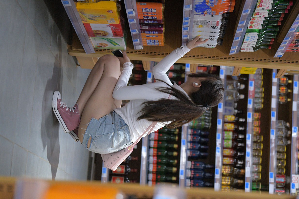 图片[5]-紧身牛仔短裤骑自行车的漂亮女孩【588P】00053-草莓街拍