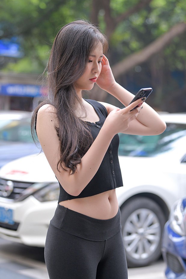 图片[5]-喝奶茶的黑色瑜伽裤长发姑娘【376P】00055-草莓街拍