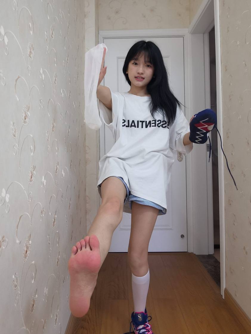 图片[1]-调皮的白袜女孩【149P】20017-草莓街拍